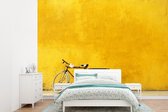 Behang - Fotobehang Een fiets op een gele achtergrond - Breedte 330 cm x hoogte 240 cm