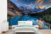 Behang - Fotobehang Schemering bij het Canadese Moraine Lake - Breedte 420 cm x hoogte 280 cm