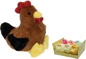 Pluche bruine kippen/hanen knuffel van 25 cm met 6x stuks mini gekleurde kuikentjes 4 cm - Paas/pasen decoratie