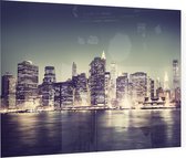De nachtelijke skyline van Manhattan in New York City - Foto op Plexiglas - 60 x 40 cm