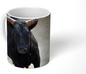 Mok - Een zwarte stier in een zandbak - 350 ML - Beker