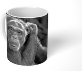 Mok - Koffiemok - Dierenprofiel zittende chimpansee in zwart-wit - Mokken - 350 ML - Beker - Koffiemokken - Theemok