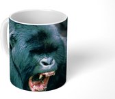 Mok - Een gapende Gorilla in een groene omgeving - 350 ML - Beker