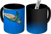 Magische Mok - Foto op Warmte Mokken - Koffiemok - Schildpad zwemmend in oceaan - Magic Mok - Beker - 350 ML - Theemok
