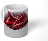 Mok - Een witte kom met rode cayennepepers op witte tafel - 350 ML - Beker
