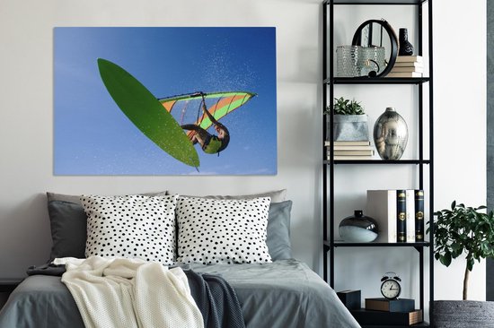 Un véliplanchiste accroche dans les airs toile 140x90 cm - Tirage photo sur toile (Décoration murale salon / chambre)