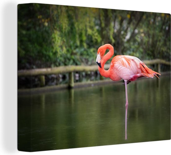 Canvas schilderij 160x120 cm - Wanddecoratie Een flamingo staat op een poot in het water - Muurdecoratie woonkamer - Slaapkamer decoratie - Kamer accessoires - Schilderijen