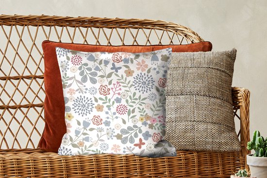 Sierkussen décoratif Illustration de conception de fleurs pour une utilisation en intérieur - Une illustration de conception florale avec de nombreuses fleurs - 45x45 cm - Coussin intérieur carré en coton