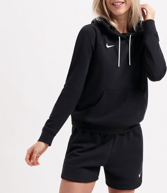 Zwarte Nike hoodie en korte broek met witte veters en logo