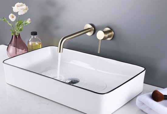 Gouden wandkraan met gebogen uitloop boven een witte wastafel met zwarte rand.