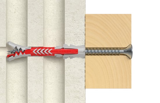 Fischer DUOPOWER plug met schroef, ingestoken in een gestructureerde muur en hout.