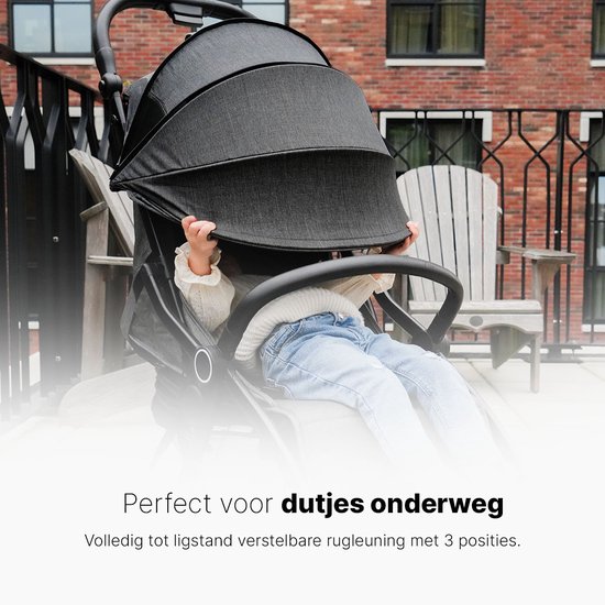 Kindje met deels bedekt gezicht, zittend in een grijze hamilton buggy met verstelbare rugleuning.