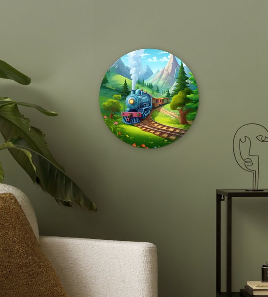 Blauwe trein in groen landschap op ronde muurcirkel, aan de muur naast een fauteuil.