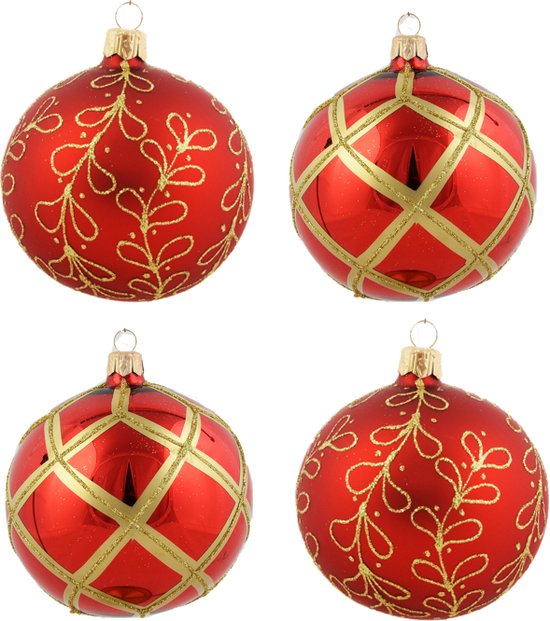Rode en witte kerstballen op wit oppervlak. Set van geïsoleerde