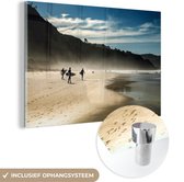 MuchoWow® Glasschilderij 90x60 cm - Schilderij acrylglas - Surfers op het strand - Foto op glas - Schilderijen