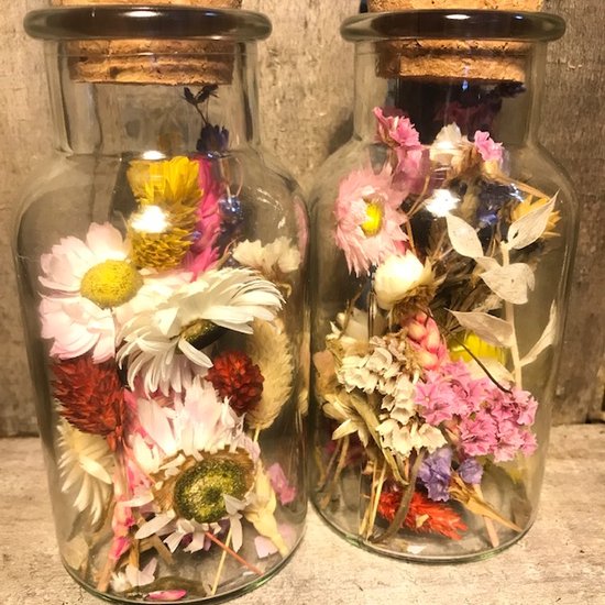 Droogbloemen in 2 flesjes met een kurk | decoratie | vaas | droogbloemen in fles | boeket | bloemstuk | fles met kurk | interieur | bloemen in glas | fleurig | cadeau | droogbloemen | decoratie | woondecoratie