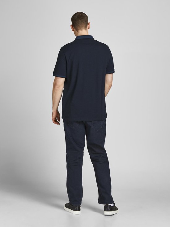 Achterkant van een donkerblauwe polo met contrasterende kraag en manchetten. Logo op de borst.
