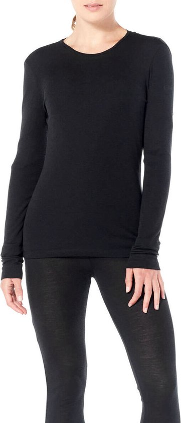 Model draagt zwart thermoshirt met lange mouwen en zwarte legging.