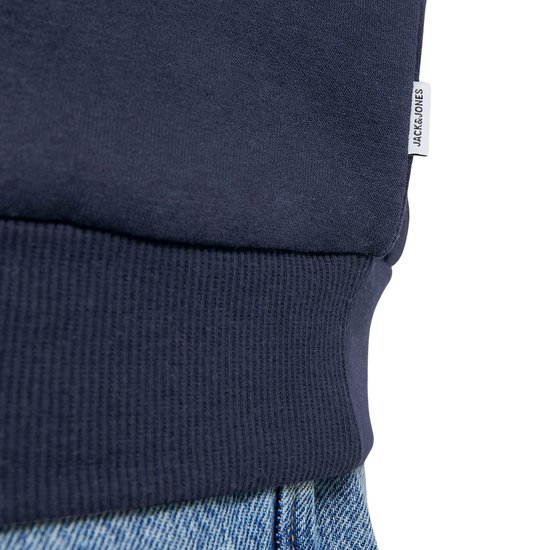 Donkerblauwe trui van Jack & Jones met elastische band aan de onderkant en op de mouwen. Klein logo label aan de zijkant.