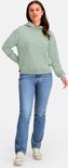 Model in een mintgroene NOMAD hoodie en jeans kijkt opzij.