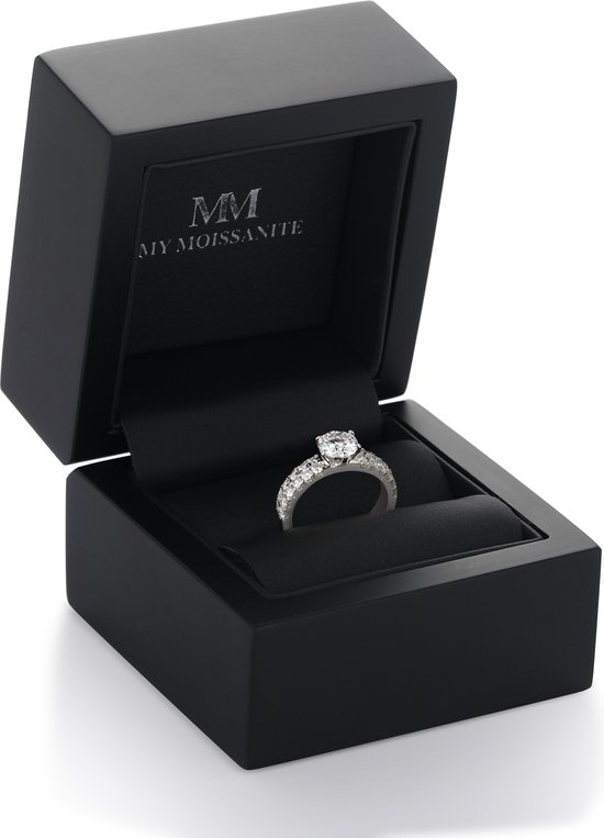 Serena - Ring moissanite en or blanc 18 carats avec pierres latérales double pavé.