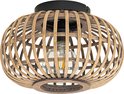 Oosterse plafondlamp met een naturel rotan kooi en een zwarte basis. Een doorzichtige Edison-lamp is zichtbaar.