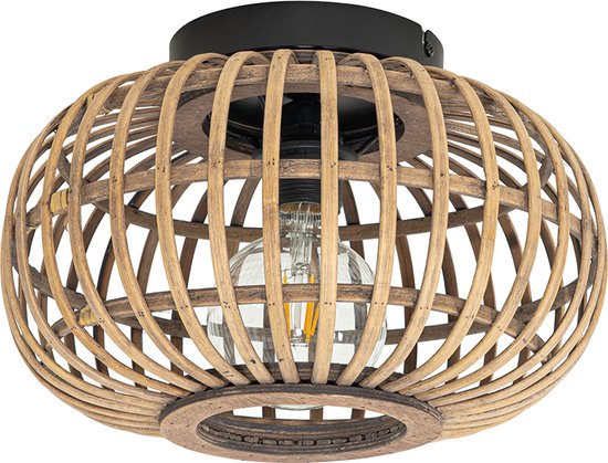 Oosterse plafondlamp met een naturel rotan kooi en een zwarte basis. Een doorzichtige Edison-lamp is zichtbaar.