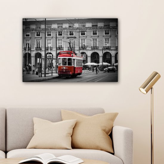 Canvas schilderij 150x100 cm - Wanddecoratie Zwart-wit foto met een rode tram - Muurdecoratie woonkamer - Slaapkamer decoratie - Kamer accessoires - Schilderijen
