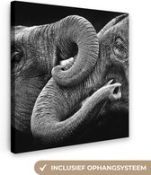 Canvas Schilderij Knuffelende olifanten in zwart-wit - 50x50 cm - Wanddecoratie