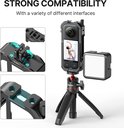 Zwarte metalen cage voor Insta360 X3 met accessoires, inclusief statief en licht.