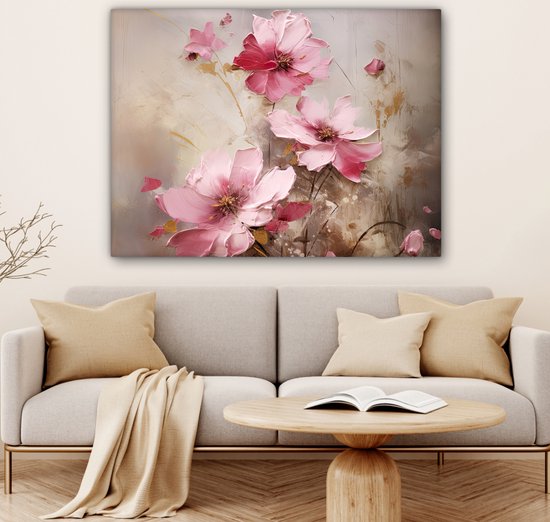 Abstract schilderij met roze bloemen op een beige achtergrond, boven een bank.