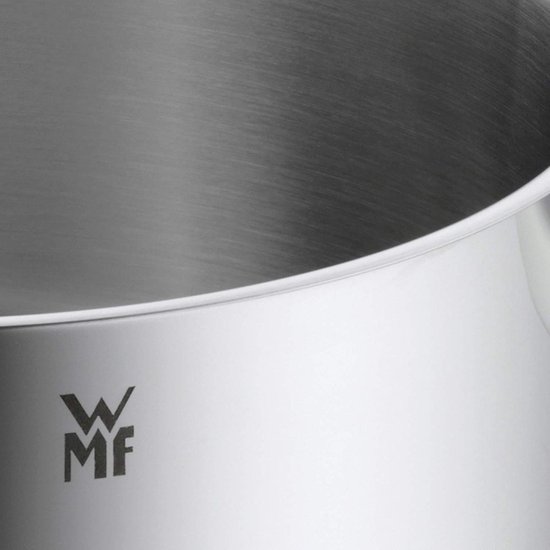 Close-up van de binnenkant van een glanzende RVS pan met het WMF logo.