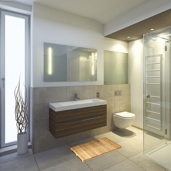 Stijlvolle badkamer met wastafelmeubel, toilet en inloopdouche, met houten badmat op de tegelvloer.