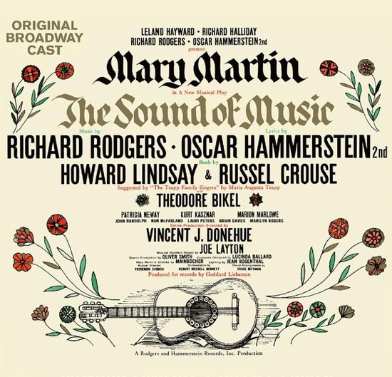 Originele Broadway cast van The Sound of Music met decoratie van bloemen en een gitaar.