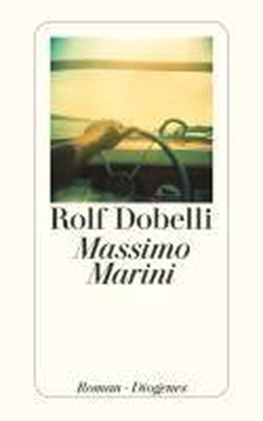 Boek "Massimo Marini" van Rolf Dobelli. Hand aan het stuur, met de zee op de achtergrond.