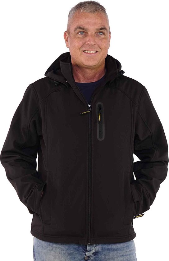 Heren in een zwarte Størvik softshell jas met ritsen en gele details, handen in de zakken.