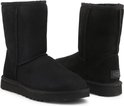 Een paar zwarte UGG Classic Short II laarzen, schoenmaat 38, van suède met een rubberen zool.