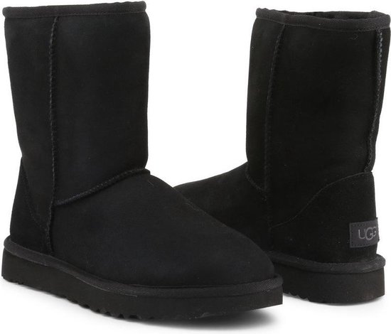 Een paar zwarte UGG Classic Short II laarzen, schoenmaat 38, van suède met een rubberen zool.