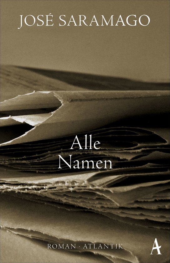Boekhoes van 'Alle Namen' van José Saramago, met opgestapelde pagina's in sepia.