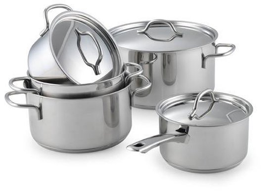 Roestvrijstalen pannenset met vier kookpotten, één met steel, op witte achtergrond.