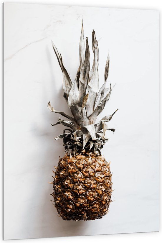 Dibond - Ananas op Witte Achtergrond - 100x150 cm Foto op Aluminium (Met Ophangsysteem)
