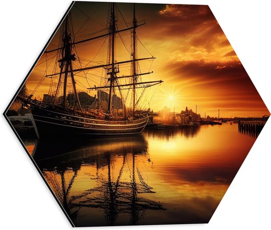 Dibond Hexagon - Zonnestralen van Zonsondergang op Zeilschip op het Water - 40x34.8 cm Foto op Hexagon (Met Ophangsysteem)