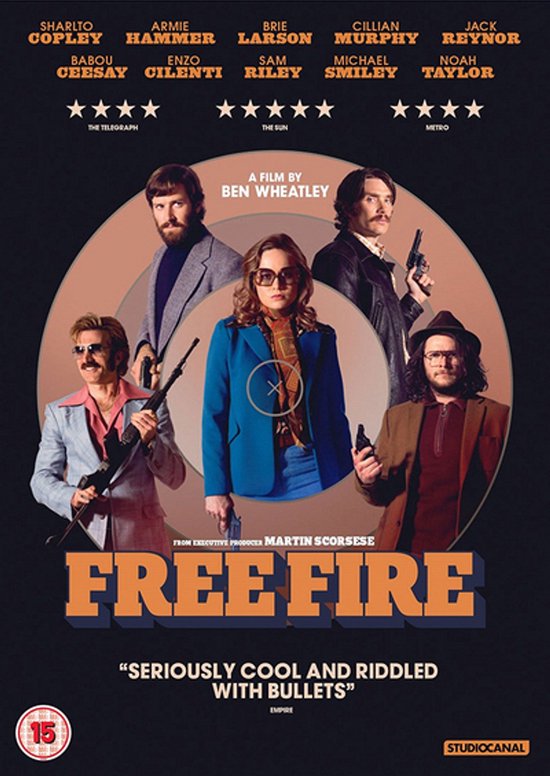 Filmcover met 6 personen, de film "Free Fire" staat centraal. Een vrouw in blauw jasje en met zonnebril staat vooraan. Ernaast mannen met geweren.