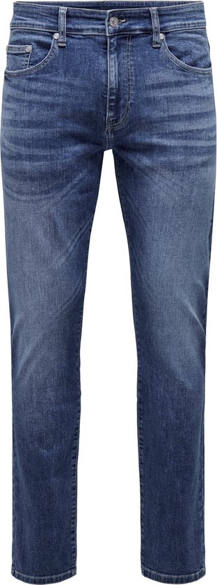 Voorkant van een blauwe jeans met lichte wassing en subtiele kreukels.