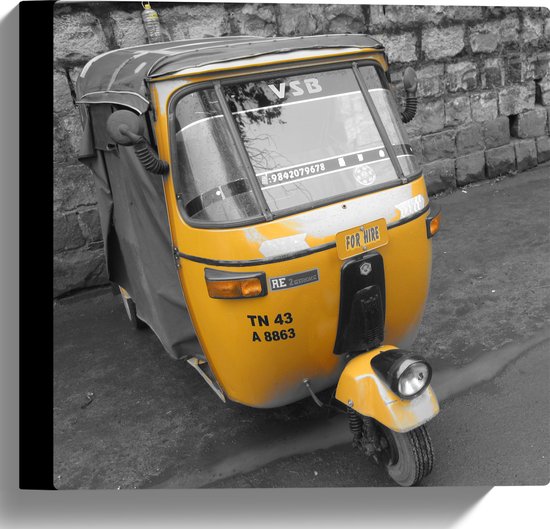 Canvas - (Deels) Gele Tuktuk Geparkeerd op Stoep (Zwart- wit) - 30x30 cm Foto op Canvas Schilderij (Wanddecoratie op Canvas)