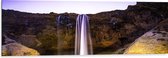 Dibond - Pad langs Rotsen met Watervallen - 120x40 cm Foto op Aluminium (Met Ophangsysteem)