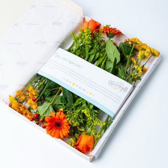 Foto: Bloomgift oranje brievenbus bloemen uniek cadeau