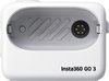 Achterkant van de witte Insta360 GO 3 actiecamera met magnetische connector.