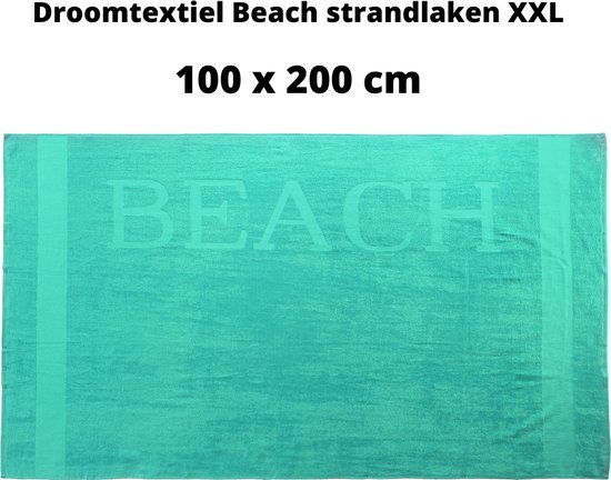 XXL mintgroen Droomtextiel strandlaken van 100x200 cm, met "BEACH" erop, tegen een witte achtergrond.