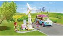 LEGO Friends-illustratie: windmolen laadt turquoise auto op met twee poppetjes en een hondje.